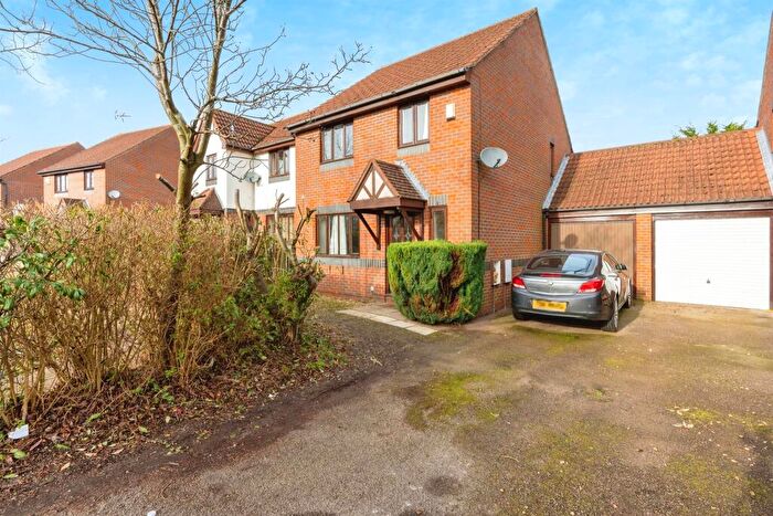 3 Bedroom Detached House For Sale In Dulverton Drive, Furzton, Milton Keynes, MK4