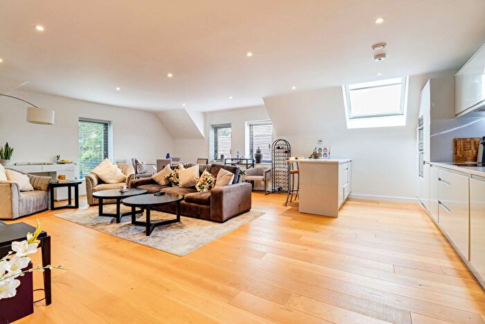 3 Bedroom Flat For Sale In Gibbs Close, Harpenden, AL5