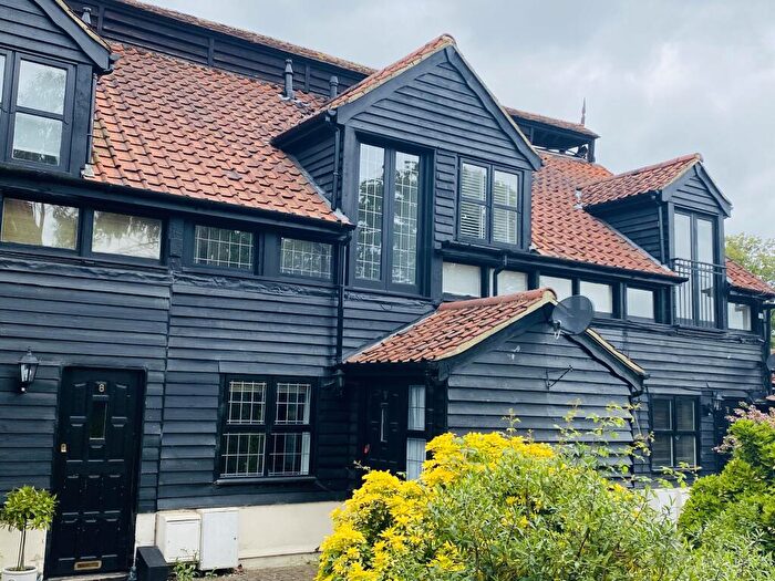 2 Bedroom Mews To Rent In Coxtie Green Road, Navestockside, Brentwood, CM14