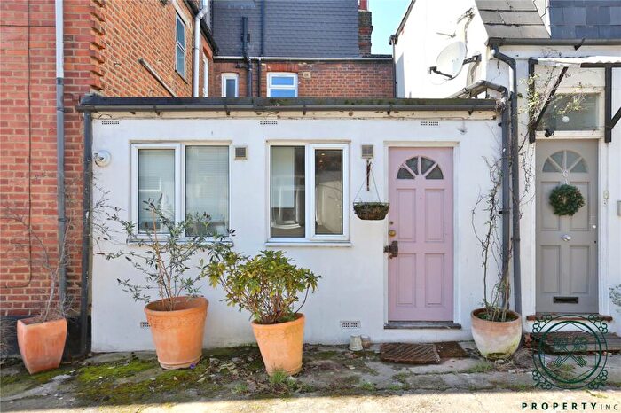 Apartment To Rent In Fairfax Road, London, N8