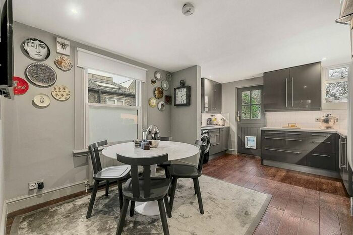 2 Bedroom Flat To Rent In Prairie Street, Battersea, London, SW8