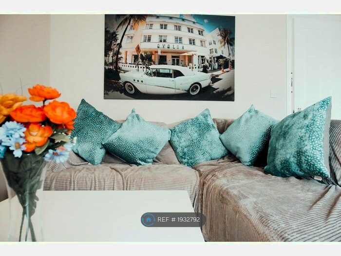 2 Bedroom Flat To Rent In Tavistock Close, Leeds, LS12