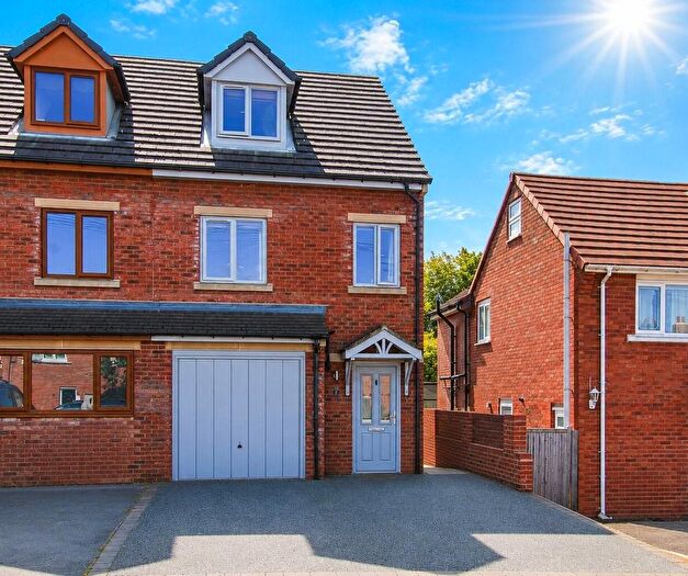3 Bedroom Town House For Sale In Valley Road, Ossett, WF5