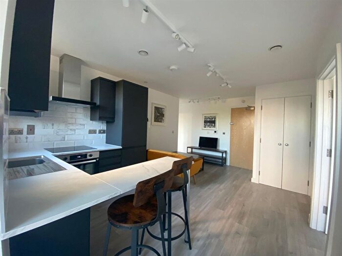 3 Bedroom Flat To Rent In Garratt Lane, Tooting, London, SW17