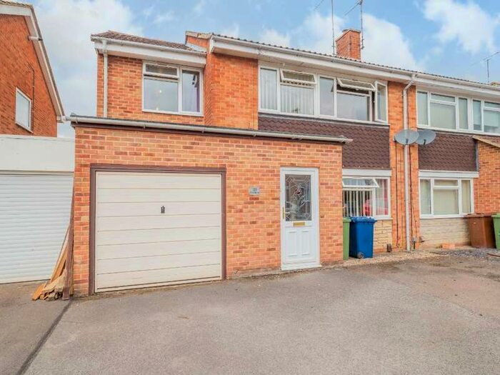 4 Bedroom Detached House For Sale In Pine Bank Bishops Cleeve, GL52