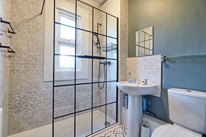 1 Bedroom Flat For Sale In Leighton Avenue, Leigh-On-Sea, SS9