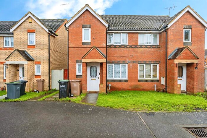 3 Bedroom Semi Detached House For Sale In Dunraven Avenue, Luton, LU1