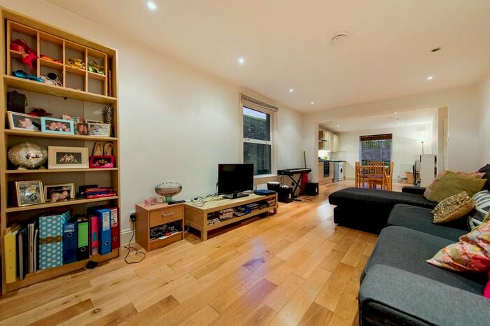2 Bedroom Flat To Rent In Abbeville Road, London, SW4