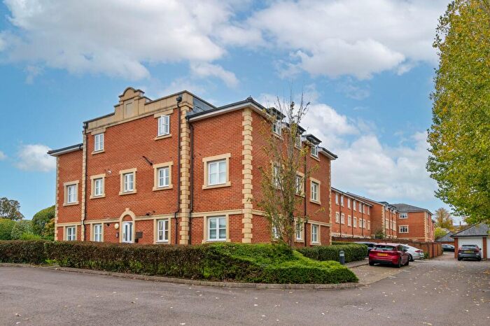 2 Bedroom Apartment For Sale In Royal Earlswood Park, Redhill, RH1