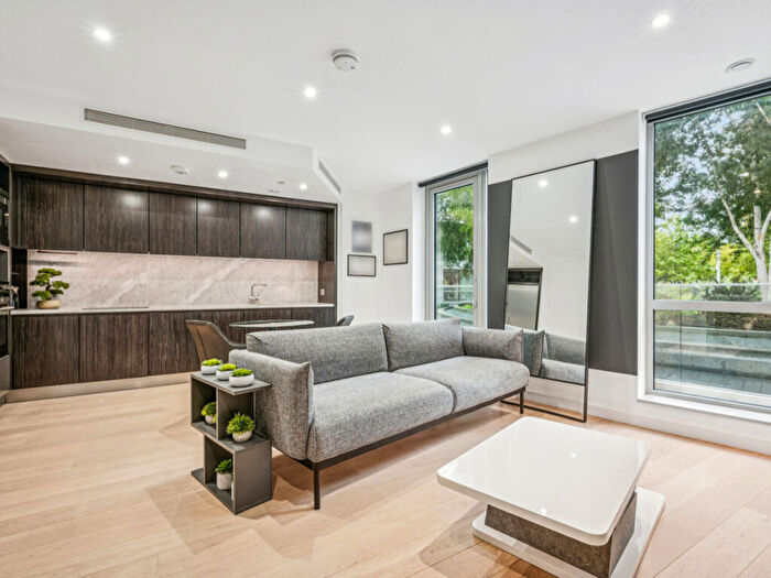 2 Bedroom Flat For Sale In Biscayne Avenue, London, E14