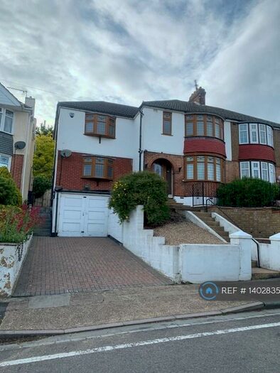 4 Bedroom Semi-Detached House To Rent In Jersey Road, Strood, ME2