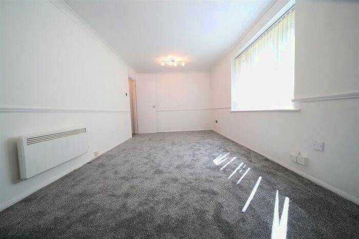 1 Bedroom Flat To Rent In Chilworth Gate, Silverfield, Broxbourne, EN10
