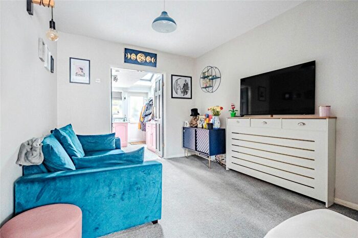 2 Bedroom Terraced House For Sale In Chiltern Road, Dunstable, Bedfordshire, LU6