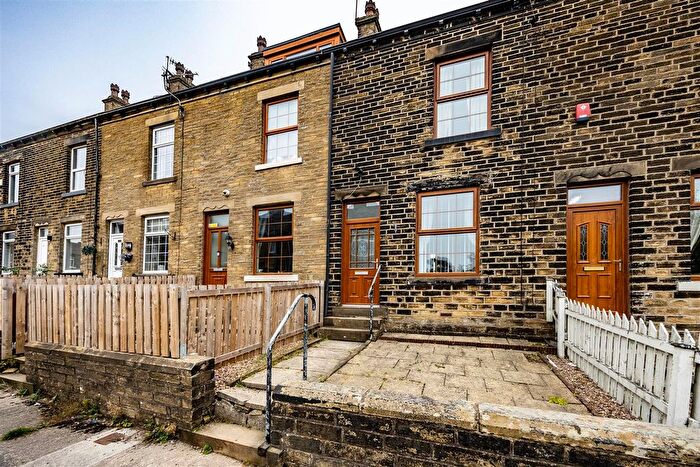 3 Bedroom Terraced House For Sale In Windmill Hill, Bradford, BD6