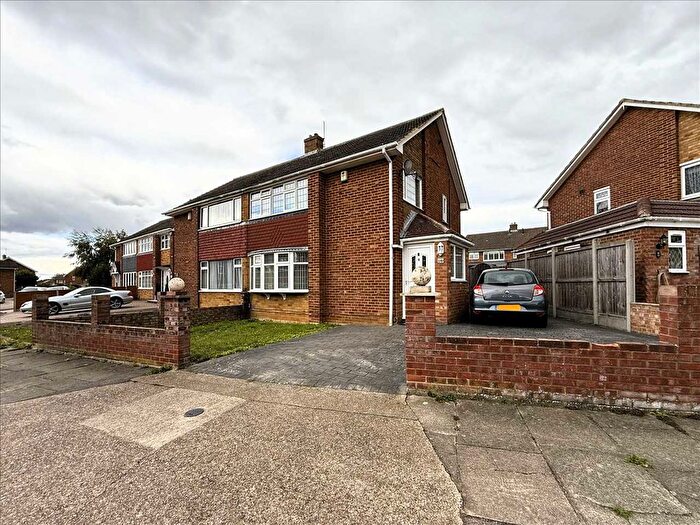 3 Bedroom Semi-detached House For Sale In Frobisher Way, Riverview Park, Gravesend, DA12