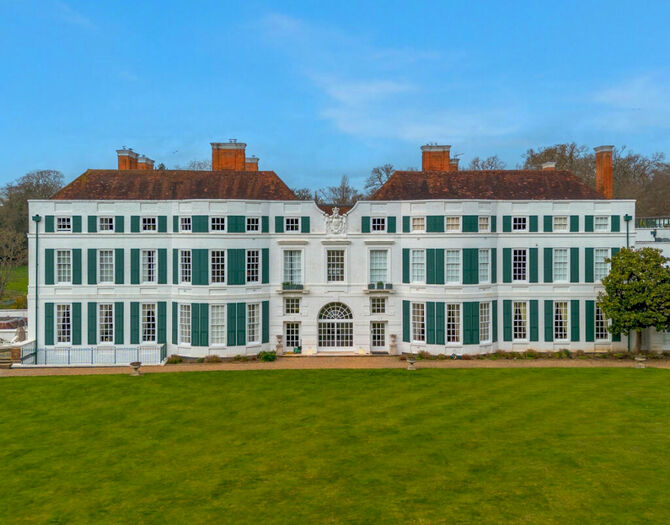 2 Bedroom Apartment For Sale In Nashdom Lane Burnham, Buckinghamshire, SL1