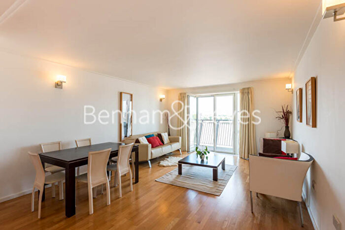 2 Bedroom Apartment To Rent In Hutchings Street, Canary Wharf, E14