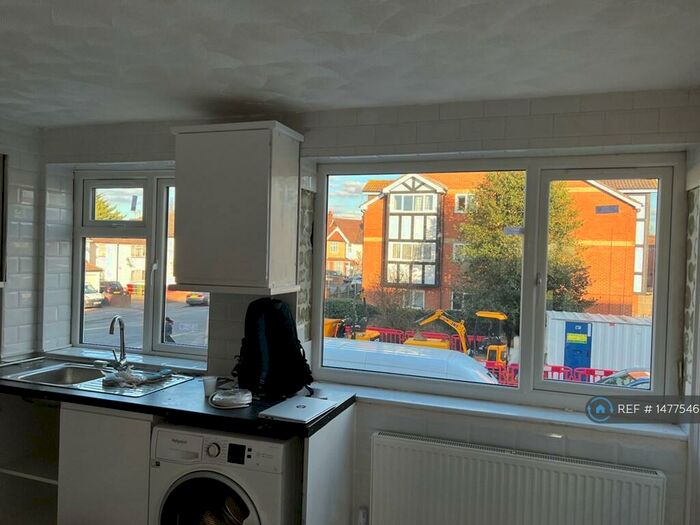 2 Bedroom Flat To Rent In Conegar Court, Slough, SL1