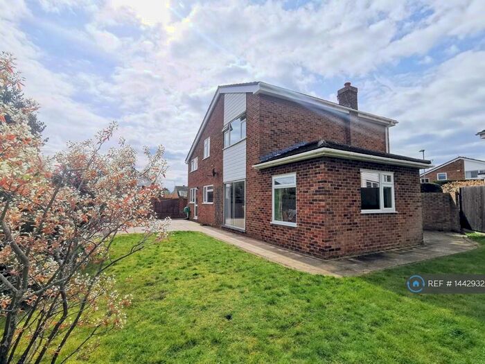 4 Bedroom Detached House To Rent In Lamorna Close, Orpington, BR6