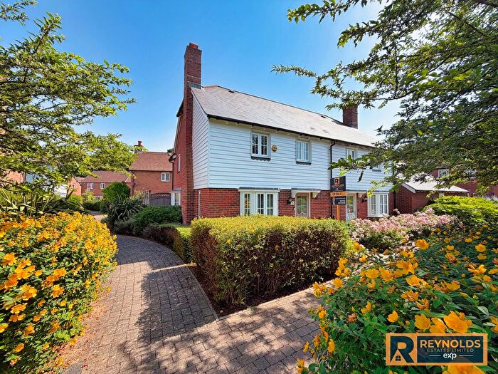 3 Bedroom Semi-Detached House For Sale In Elan Close, Kings Hill, West Malling, Kent, ME19