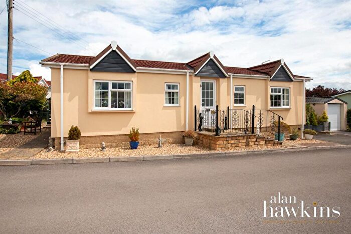 2 Bedroom Park Home For Sale In Lillybrook Estate, Lyneham, SN15