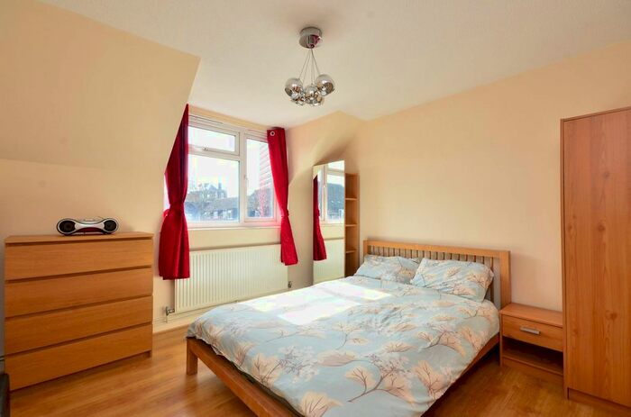 1 Bedroom Flat To Rent In Fawcett Close, Clapham Junction, London, SW11