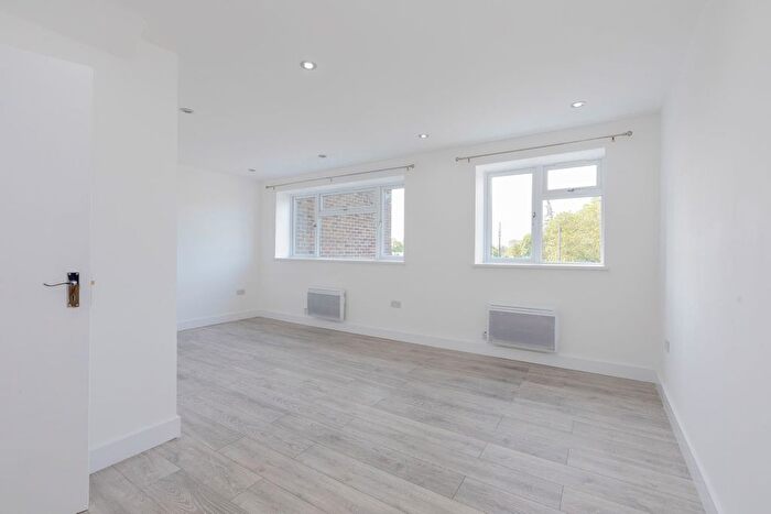 4 Bedroom Flat For Sale In Harrow Market, Langley, SL3