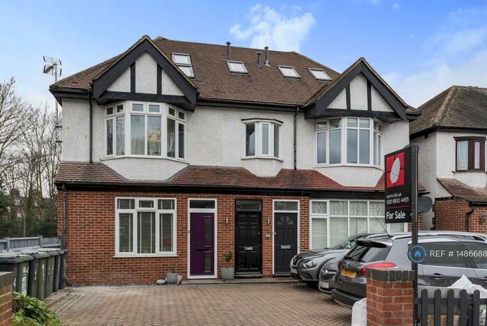 2 Bedroom Flat To Rent In College Park Close, London, SE13