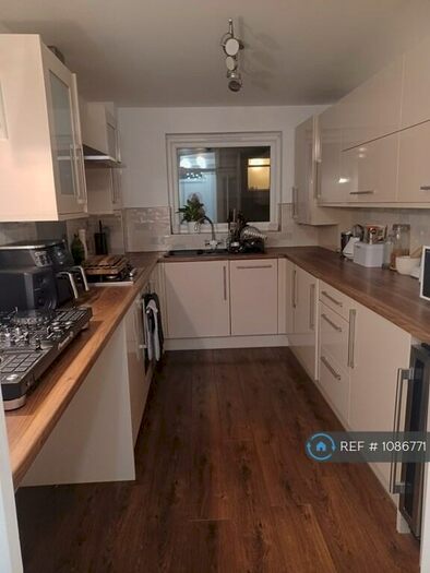 2 Bedroom Flat To Rent In Devis Court, Beckenham, BR3
