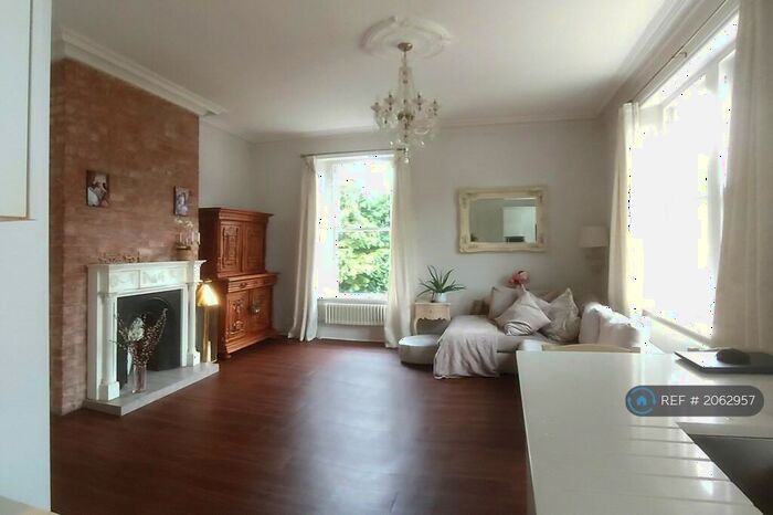 2 Bedroom Flat To Rent In Victoria Road, Wilmslow, SK9