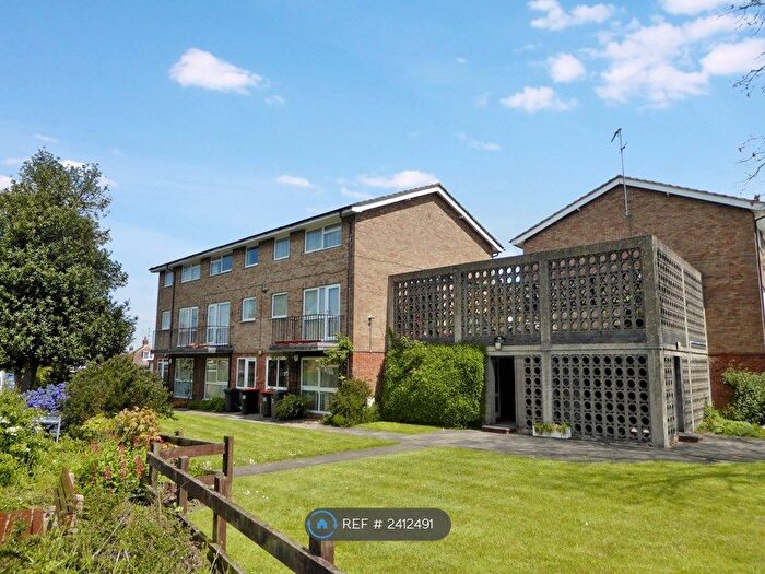 3 Bedroom Maisonette To Rent In Primrose Court, Dunstable, LU6