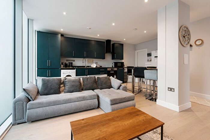 3 Bedroom Flat To Rent In Colonial Drive, W4