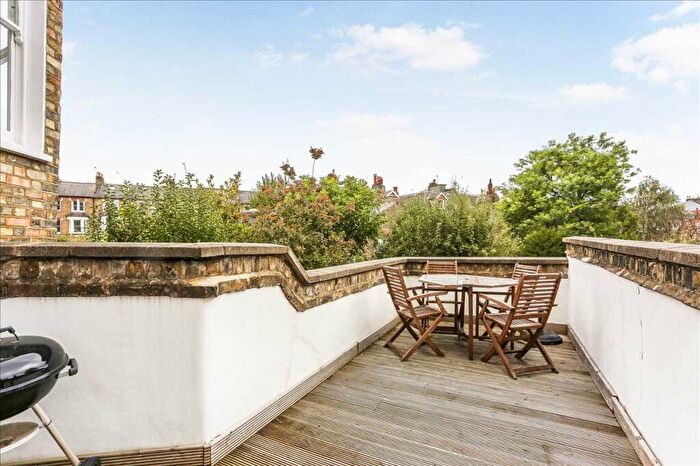 2 Bedroom Flat For Sale In Yerbury Road, London, N19