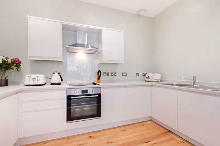 3 Bedroom Flat To Rent In Montgomery Street, Hillside, Edinburgh, EH7