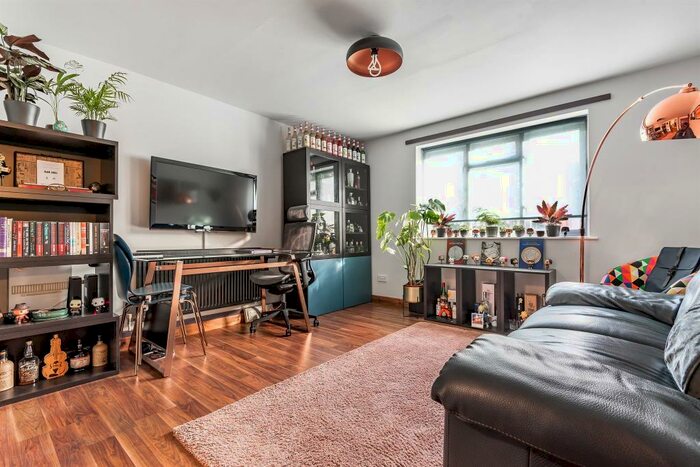 1 Bedroom Flat To Rent In Bailey Close, Bounds Green, N11