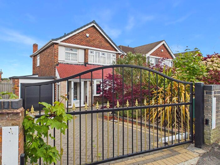 3 Bedroom Detached House For Sale In Rise Park Road, Nottingham, NG5