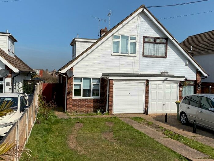 3 Bedroom Semi-Detached House To Rent In Oak Walk, Hockley, Essex, SS5