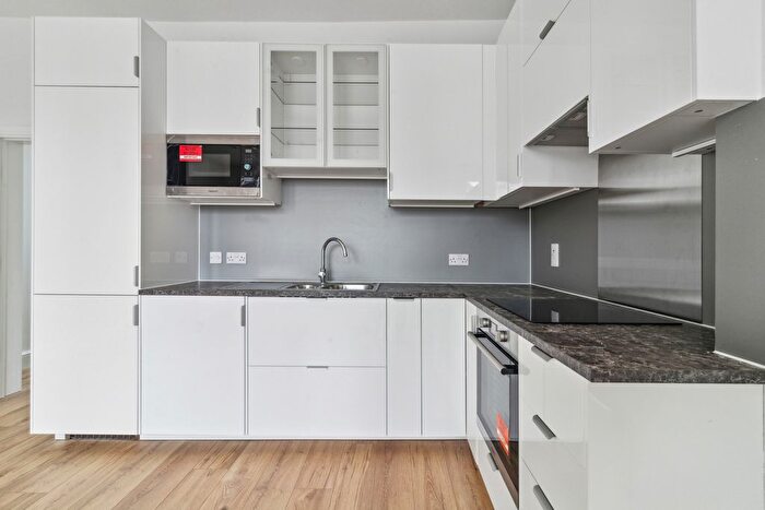 4 Bedroom Flat To Rent In Chiswick High Road, Bedford Park, W4