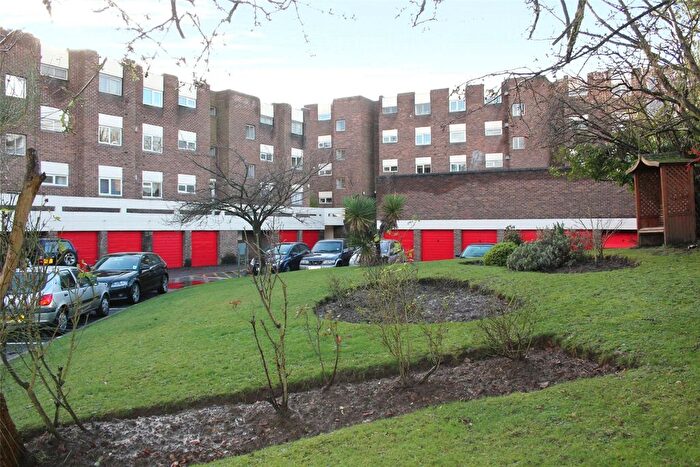 1 Bedroom Flat For Sale In Woking, Surrey, GU22