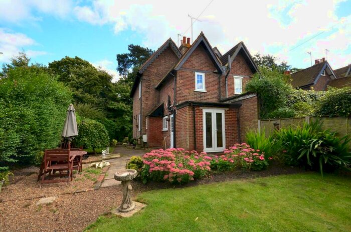 2 Bedroom Cottage To Rent In Perry Hill, Worplesdon, Guildford, GU3