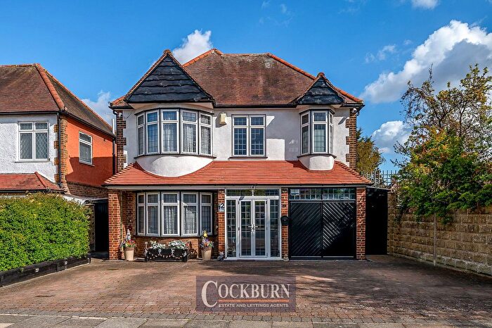 4 Bedroom Detached House For Sale In Broad Lawn, New Eltham, SE9