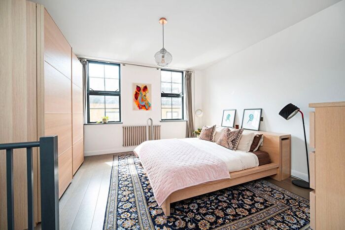 3 Bedroom Maisonette For Sale In Shore Road, Hackney, London, E9