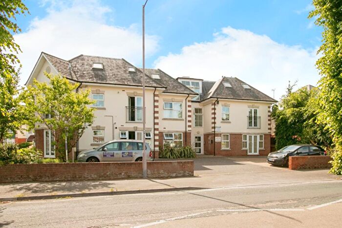 2 Bedroom Flat For Sale In Charminster Avenue, Bournemouth, Dorset, BH9