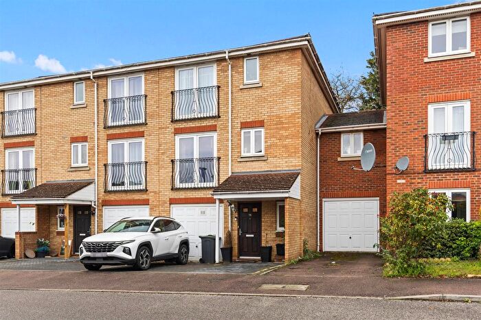 4 Bedroom Town House For Sale In Primrose Close, Luton, LU3