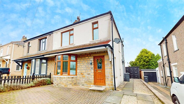 3 Bedroom Semi-Detached House For Sale In Newlands Grove, Northowram, Halifax, HX3