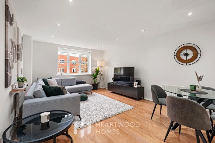 2 Bedroom Flat For Sale In Dexter Close, St. Albans, AL1