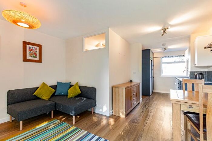 2 Bedroom Flat To Rent In Butler Close, Oxford, OX2