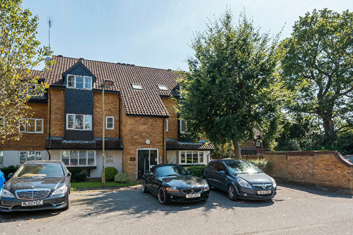 Studio To Rent In Boleyn Way, Barnet, North London, EN5