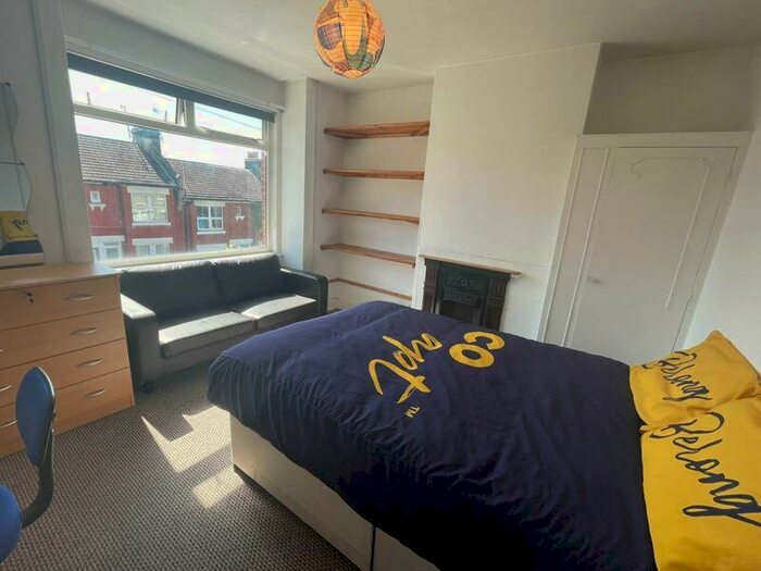 3 Bedroom Flat To Rent In Milner Road, Brighton, BN2