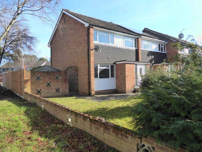 3 Bedroom Property To Rent In Highgate Road, Woodley, RG5